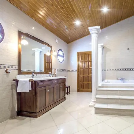 Vila Spacious In Trabal With Private Pool And Jacuzzi 980 M²