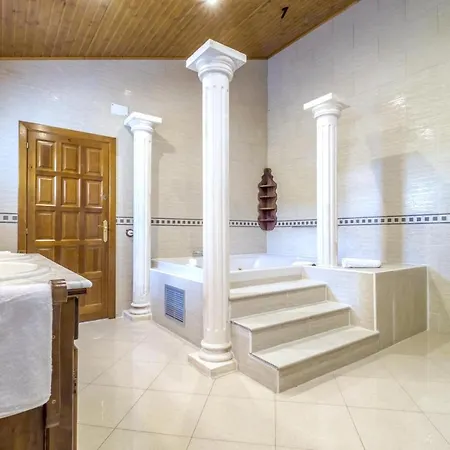 Vila Spacious In Trabal With Private Pool And Jacuzzi 980 M² *