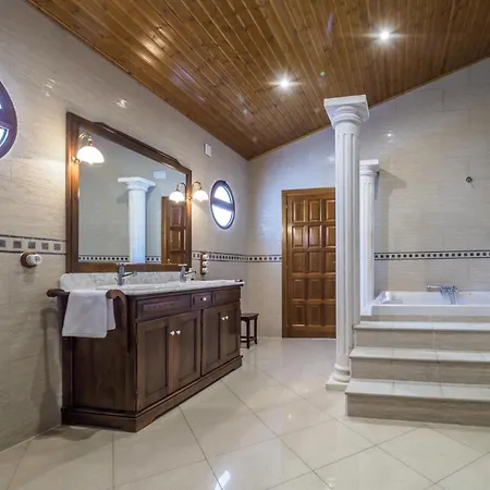 Spacious In Trabal With Private Pool And Jacuzzi 980 M²